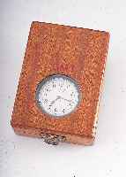 HAMILTON Deckuhr Modell Masterwatch. Ref.- Nr. 3992B, USA/Großbritannien um 1942, Messingvern., Boden u. Glasr. geschr., Emailbl. sign.Holzkasten ...