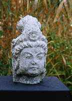 Buddhakopf, wohl Thailand, um 1900, Sandstein aus einem Stck gehauen, gute Bildhauerarbeit, H. 35 cm