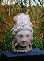 Buddhakopf, wohl Thailand, um 1900, Sandstein, aus einem Stck gehauen, gute Bildhauerarbeit, H. 35 cm