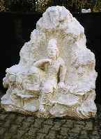 Skulptur, Thailand, um 1920, Marmor aus einem Stück gehauen, Figur in einer Grotte sitzend von Lotusblüten umgeben, ...