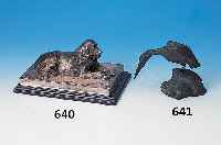 Bronzeskulptur, sign. W. Zügel, dat. 04, Pe-likan auf einem Fels sitzendend, am Fels klei-nes Loch, ohne Sockel, H. ca. 14.5 cm, sign.