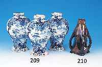 Jugendstilvase, Holland, um 1900 Keramik, vier stil. Henkel, bunt staffiert, am Boden gemarkt, H. 23.5 cm, dekorativ am Fuß l. ...