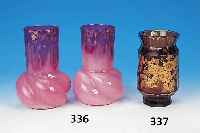 Vasenpaar, Frankreich, um 1900, wohl Baccarat, rosa-opak eingepudertes Glas mit eingepu- dertem Goldstaub, in die Form geblasen, H. je ca. 20.5 cm
