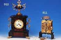 Pendule, Frankreich, um 1900, schwarz gef„rbter Kalkstein mit rot ge„derten Marmoreinlagen, Messingapplikationen, Glasdek-kel mit ...