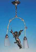 Deckenlampe, Frankreich, 30er Jahre, Metall, in Form eines Engels, zwei Brenn- stellen mit mattierten Schirmen, Elektr. nicht ...