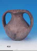 Doppelhenkelvase, China, Han-Dynastie, 206 v. bis ca. 220 n.Chr., hellgraues Steinzeug, bauchiger Korpus in spitzoval geformten Hals- und ...