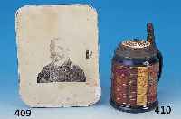 Apotheker-Krug, Villeroy & Boch Mettlach, 1903, Feinsteinzeug, Wandung reliefiert in Form von Buchrücken, diese teils lateinisch beschriftet ...