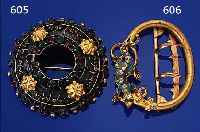 AUSGEFALLENE GüRTELSCHLIEßE, WOHL FRANKREICH UM 1910, METALL VERGOLDET, PLASTISCHE EIDECHSE, BUNT STAFFIERT UND MIT FARBLOSEM UND ...