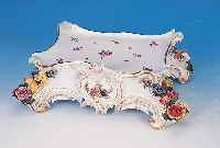 Sockel, Meissen, um 1870, Porzellan, 1. Wahlreich appliziert mit bunten Blumen, bemalt mitStreublumen und: sächsisches und süddeutsche Wappen ...