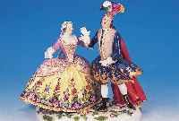 Große Porzellanfigurengruppe, Meissen, um 1880 Fürst und Edeldame, fein bunt bemalt, Sockel mit vollplastischen Blüten besetzt, ...