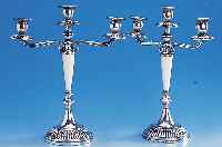 Kerzenleuchterpaar, Italien nach 1955, 800er Silber, gefüllt, Bakeliteinsatz, 3 Brennstellen, H ca. 30 cm, B ca. 26 cm, verbeult