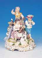 Porzellanfigurengruppe, Meissen, um 1755-60, fünf musizierende vollplastische Figuren mit kleinem Hund, fein bunt bemalt, teilrest., Sockel ...