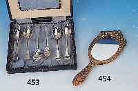 Handspiegel, Frankreich, um 1900, Bronze, reich reliefiert mit Blumen, Spiegeleinsatz und Rückseite erneuert, L. ca. 24,5 cm
