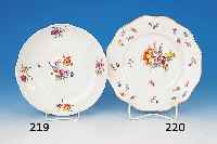 TELLER, MEISSEN, UM 1870-80, 1. WAHL, PORZELLAN, BUNT BEMALT MIT BLUMENBOUQUET, STREUBLUMEN UND INSEKTEN, GOLDRAND, D. CA. 23 CM
