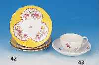 DREI KLEINE TELLER, MEISSEN, UM 1880-90, 2. WAHL, PORZELLAN, GELB GLASIERT, IN PURPUR- UND GOLDGERAHMTER KARTUSCHE BUNTE BLUMENMA- LEREI, D. JE ...