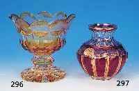 VASE, BöHMEN, MITTE 20.JH., FARBLOSES GLAS, ROT üBERFANGEN MIT GOLDMALEREIDIESE LEICHT BERIEBEN, HöHE: CA. 16 CM