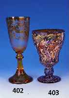 groáer Jagdpokal, B”hmen, um 1900, farbloses Glas, gelb gebeizt, umlaufend ge- schnittener Dekor, Wild und Raubvogel im Wald,H: 31,5 cm