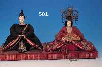 PUPPENPAAR, JAPAN, UM 1910, LACK MIT EINGESETZTEN GLASAUGEN, REICHE BROKATKLEIDUNG, HAARSCHMUCK, FäCHER UND SCHWERT, H. ...
