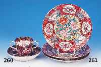 Drei Teller, Japan, um 1880/90, Porzellan, bemalt, Blumendekor, Goldstaffage, D. 22 cm