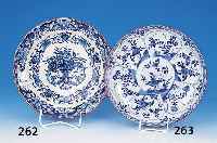 Teller, Makkum, Holland, 20. Jh., Fayence blau bemalt, Blumendekor, min. best., D. 28cm