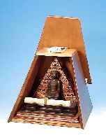 MONTEGRAPPA GEHäUSE, IN FORM EINER PYRAMIDE HOLZ, LUXOR COLLECTION, MIT BESCHREIBUNG, INNEN SKULPTUR, 27 X 30 CM, OHNE FüLLER LEICHTE ...