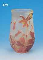 VASE, FRANKREICH, SIGN. GALLé, UM 1910, FARBLOSES GLAS MIT VIER ÜBERFäNGEN IN WEIß, GELB, ROSA UND VIOLETT, REICH GESCHNITTEN UND ...