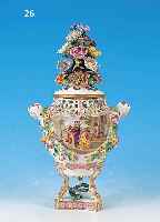 DECKELVASE, POTSCHAPPEL, UM 1900, PORZELLAN BEIDSEITIG MIT ALLEGORISCHEN DARSTELLUNGEN BE-MALT, STIL. HENKEL IN FORM VON FRAUENKöPFEN, ...