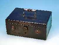KOFFER-SAFE, TOKYO KOZUMI KINKO BANK, UM 1920, MIT KLINGEL, EISEN SCHWARZ GELACKT, ZWEI ZAHLENSCHLöSSER, CA. 16 X 36 X 24 CM, FUNK- TIONSFäHIG