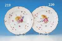 TELLER, MEISSEN, UM 1850, 1. WAHL, PORZEL- LAN, RELIEF NEUBRANDENSTEIN, BUNT BEMALT MIT BLUMENBOUQUET, STREUBLUMEN UND INSEKTEN, GOLD-RAND, D. CA. ...