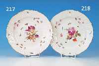 TELLER, MEISSEN, UM 1850, 1. WAHL, PORZEL- LAN, RELIEF NEUBRANDENSTEIN, BUNT BEMALT MIT BLUMENBOUQUET, STREUBLUMEN UND INSEKTEN, GOLD-RAND, D. CA. ...