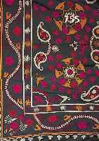 SUSANI-STICKEREI, TURKMENISTAN, FLASCHEN- GRüNES BAUMWOLL-GRUNDGEWEBE MIT REICHER ORNA- MENTALER FLACHSTICHSTICKEREI, ALTERSBEDINGTER ZUSTAND, ...