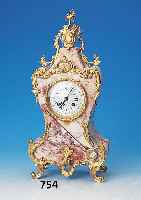 Pendule, Frankreich, um 1910, geschwungenes geädertes Marmorgehäuse, be- setzt mit Messinggußapplikationen, mit Rocail-len und ...
