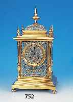 Pendule, Frankreich, um 1880, verzierter Messingguß mit floral dreiseitig bemalten Emailarbeiten, vier gedrehte ...