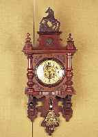 Wanduhr, Marke Pfeilkreuz, um 1900, sog. Freischwinger, verziertes Holzgehäuse, Originalaufsatz, dreiseitig verglast, Papier- ...