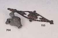 GIFTKäNNCHEN, ANATOLIEN, 3.-4. JH. N. CHR., STEIN, HENKEL IN TIERFORM, VORDERSEITE MIT PLASTISCH HERAUSGEARBEITETEM TOTENKOPF IN PECHBLENDE, ...