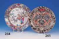 Teller, Japan, Imari, um 1910, Feinsteingut,reich bemalt im Schuppendekor, Goldstaffage, alte Reparaturstellen geklammert, D. ca. 32 cmrckseitig ...
