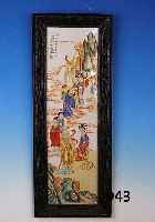 Porzellanmalerei, China, um 1900, bunt bemalt mit vielen Figuren, Ratsuchende bei weisem Mann, signiert, beschriftet, ca. 75 x 22 cm, ...
