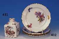 Teedose, Samson Paris, um 1870, nach Vorbildvon Sevres, Porzellan, sehr feine bunte Male- rei von zwei galanten Szenen in Landschaft, sowie ...