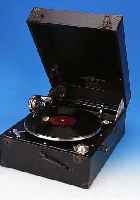 REISEGRAMMOPHON COLUMBIS, 30ER JAHRE, IM LEDERKOFFER, CA. 17 X 41 X 30 CM, DAZU 17 SCHELLACKPLATTEN