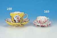 MOKKATASSE MIT UNTERTASSE, MEISSEN, UM 1880/ 90, PORZELLAN, , APPLIZIERTER BLUMENDEKOR, H. 4 CM, MALERMARKE 4 IN ROSE, MIN. BEST.