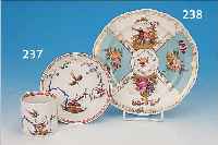 TASSE MIT UNTERTASSE, MEISSEN, UM 1774-1814, PORZELLAN, FELS- UND VOGELDEKOR, SCHöNE BE- MALUNG, MIN. CHIP AM TASSENFUß, H. CA.6.3CM, MALERMARKE ...