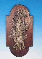 WANDAPPLIKE, DEUTSCH, UM 1900, DARSTELLUNG ERLEGTEN WILDBRETS, METALL VERSILBERT, AUF HOLZBRETT MONTIERT, CA. 75 X 38 CM