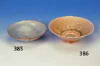 Schale, China, Song-Dynastie, um 960-1279 n. Chr., helles Proto-Porzellan, abstrakter Blumendekor geritzt, hellgrn/trkisfarbene Glasur, H. ...