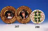 Teller, Meissen, um 1850/60 , Porzellan, erhabener Weintraubenblattdekor mit Goldstaf- fage, diese z.T. abgerieben, D. 25 cm
