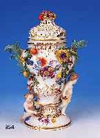 Potpourrivase, Meissen, um 1760, Porzellan, Vorder- und Rckseite mit groáem Blumenbouquetbemalt, von zwei Engeln flankiert, reicher ...