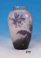 Vase, Frankreich, sign. Gallé, um 1900, Schichtglas partiell violett eingepudert, violett überfangen, geschnitten und ge- schliffen, ...
