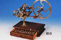 Uhrmachermaschine, sog. W„lzmaschine, wohl deutsch, um 1900, auf Holzsockel mit Lade, Messing/Stahl, Handschwungrad mit Spannrolle, drei ...