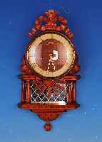 Kartelluhr, Junghans, 60er Jahre, geschnitz-tes Holzgeh„use, Glasdeckel, Schwungbereich des Pendels verspiegelt, mass. Messingplati- nenwerk, ...