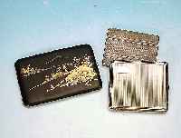 KONVOLUT DREI ZIGARETTENETUIS, 2 X SILBER, 20/30ER JAHRE, 1 X JAPAN, MESSING, MIT LAND- SCHAFTSDEKOR, 9 X 8.5 CM UND 6 X 8 CM, 8 X 12 CM