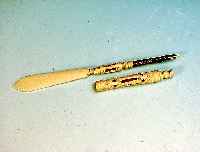 Brief”ffner, Frankreich, um 1860-80, Elfenbein geschnitzt, z.T. in Durchbrucharbeitinnen mit versilberter Schreibfeder, L. ca. 20,5 cm